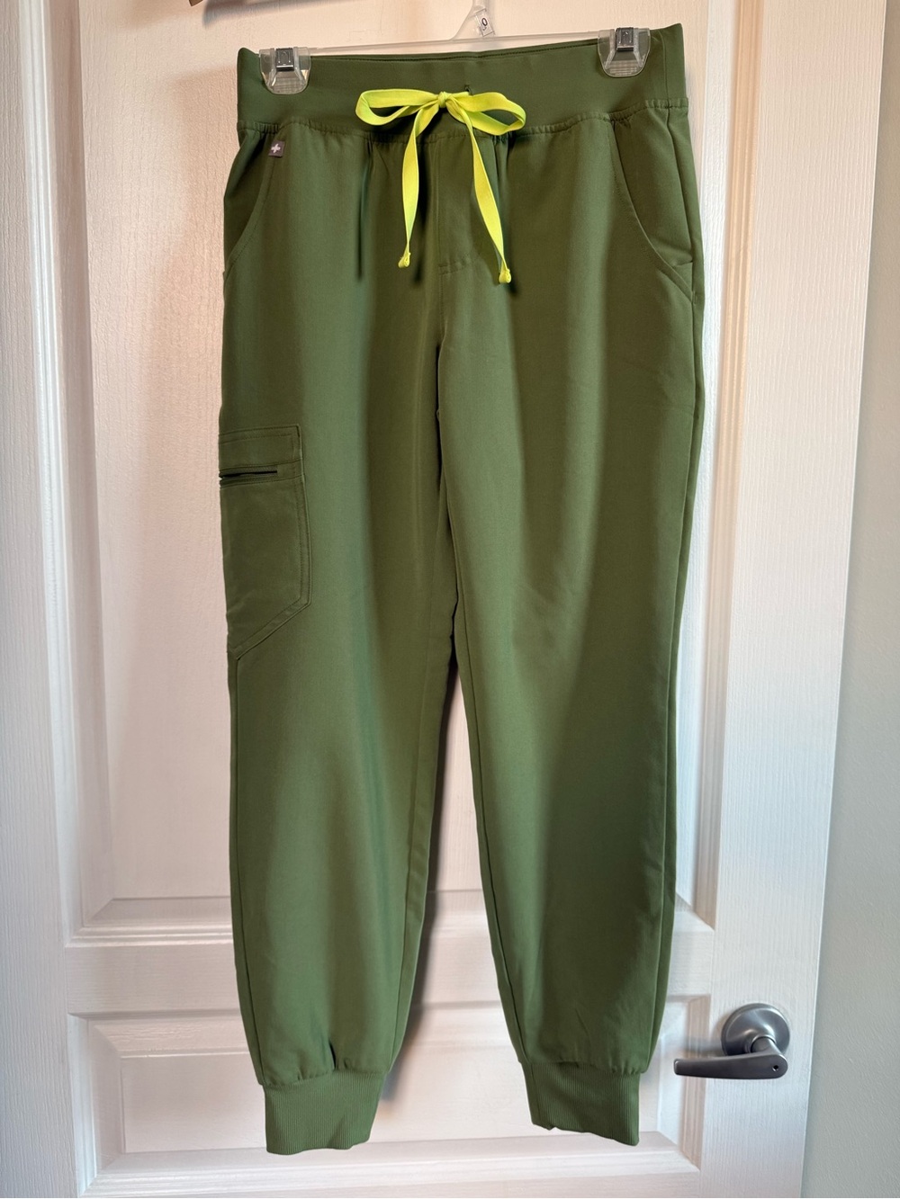 Figs Women’s Fern Zamora-Petite Jogger Scrub Pants